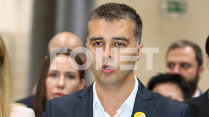 Vučić se krije iza institucija